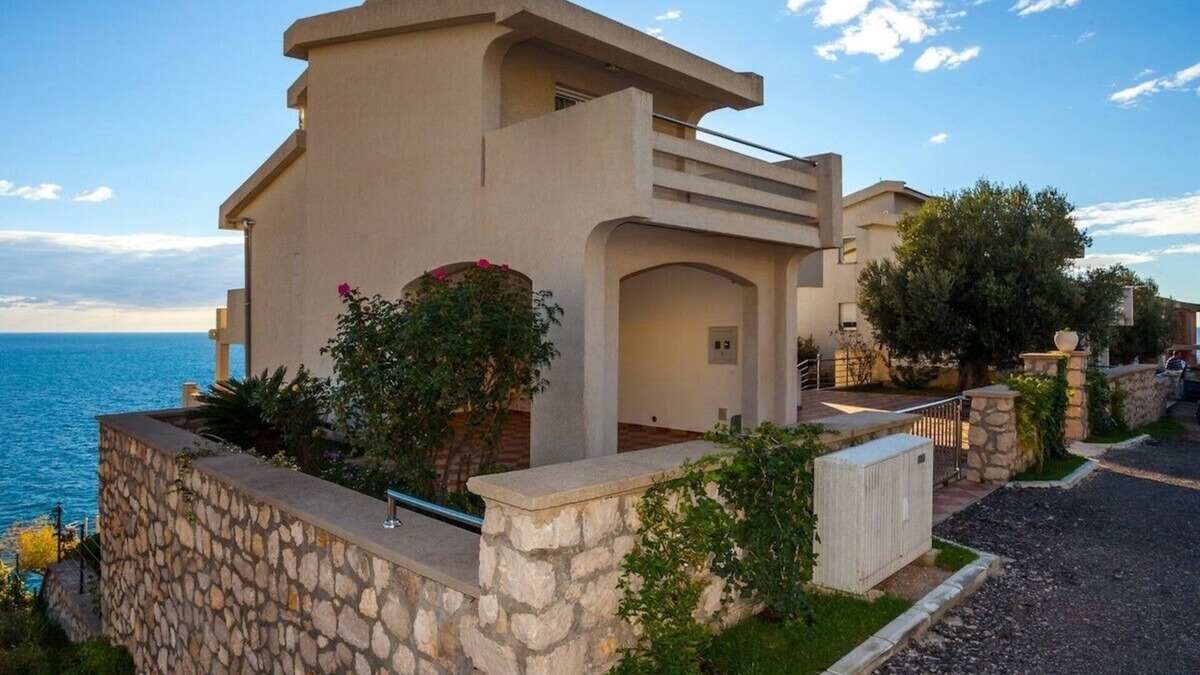 Bar Villa | Seafront villa with pool