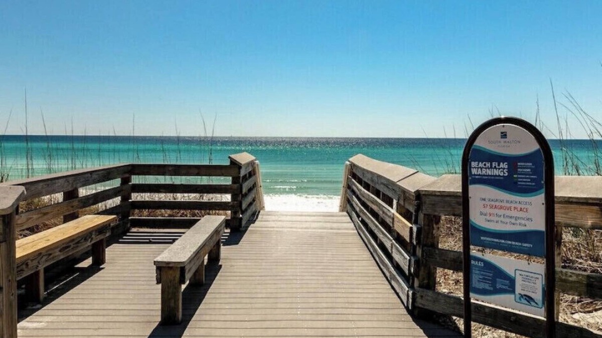 Crane Hill House | Seagrove 30A 2 bedroom plus bunks easy beach access -4 bikes