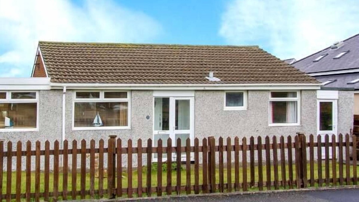 Fairbourne Cottage | SEAGULLS, family friendly, country holiday cottage in Fairbourne