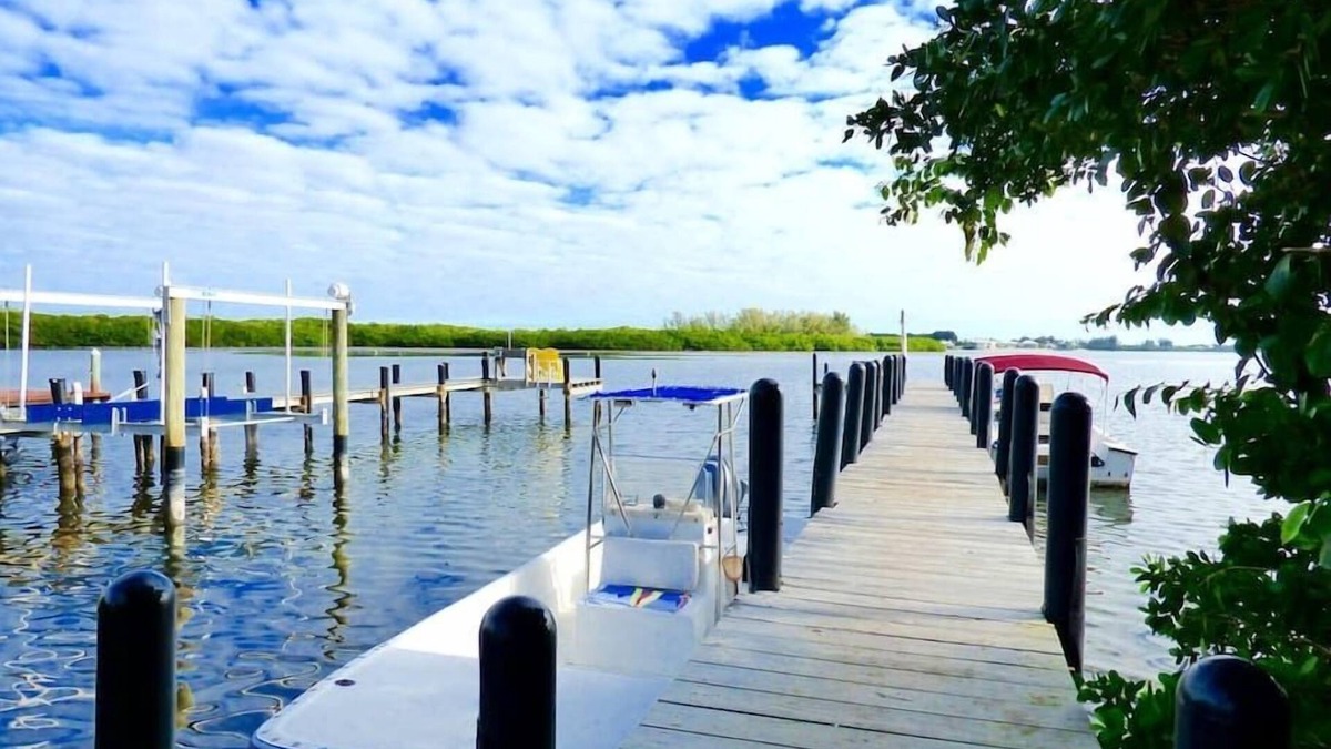 Placida House | Seahorse Hideaway: Cute and cozy, perfect location close to dock and beach!