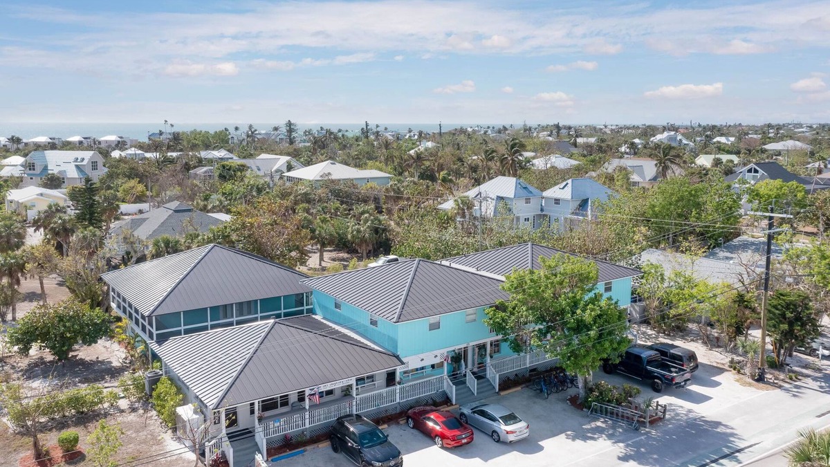 Sanibel Apartment | Seahorse Suites #5. Steps to Beach, Cafés , Shops!