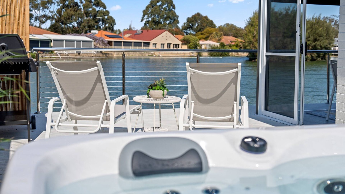 South Yunderup House | Seashells Lake House, with Sensational Hot Tub