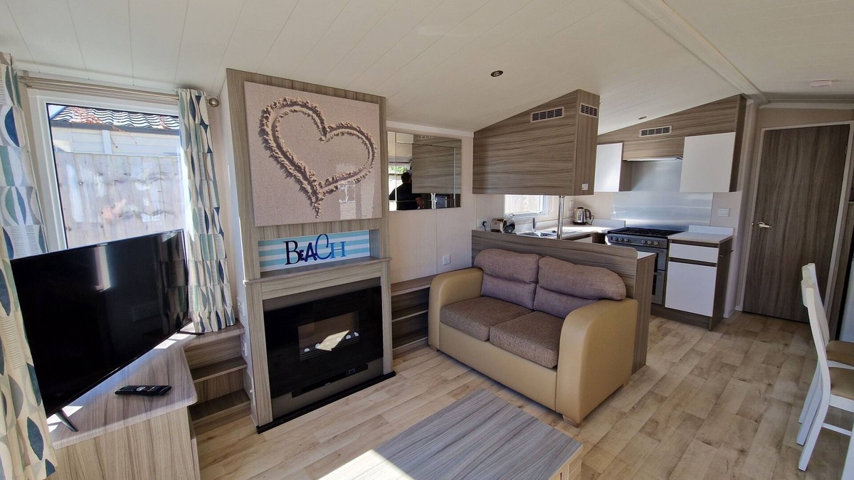 Hamworthy Ski Chalet | Seaside 8-Person Caravan at Rockley Park