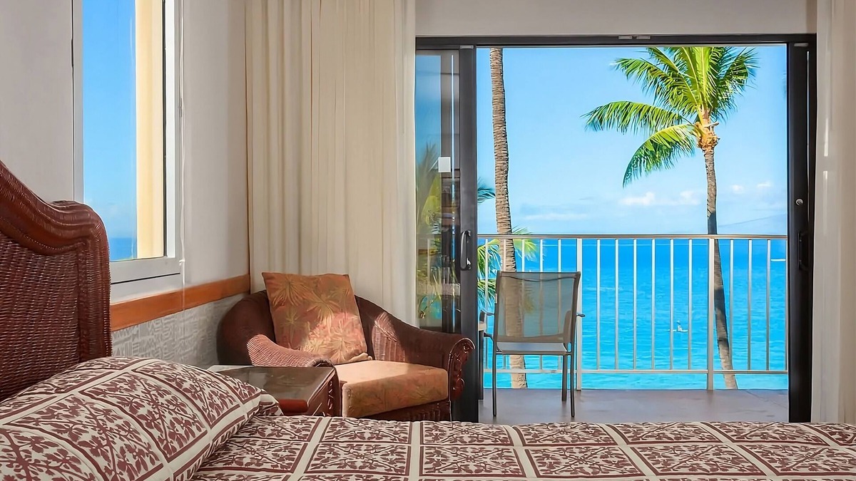 Kaanapali Hotel | Seaside Accommodations! Minutes Away from Blue Hawaiian Helicopter, Pool