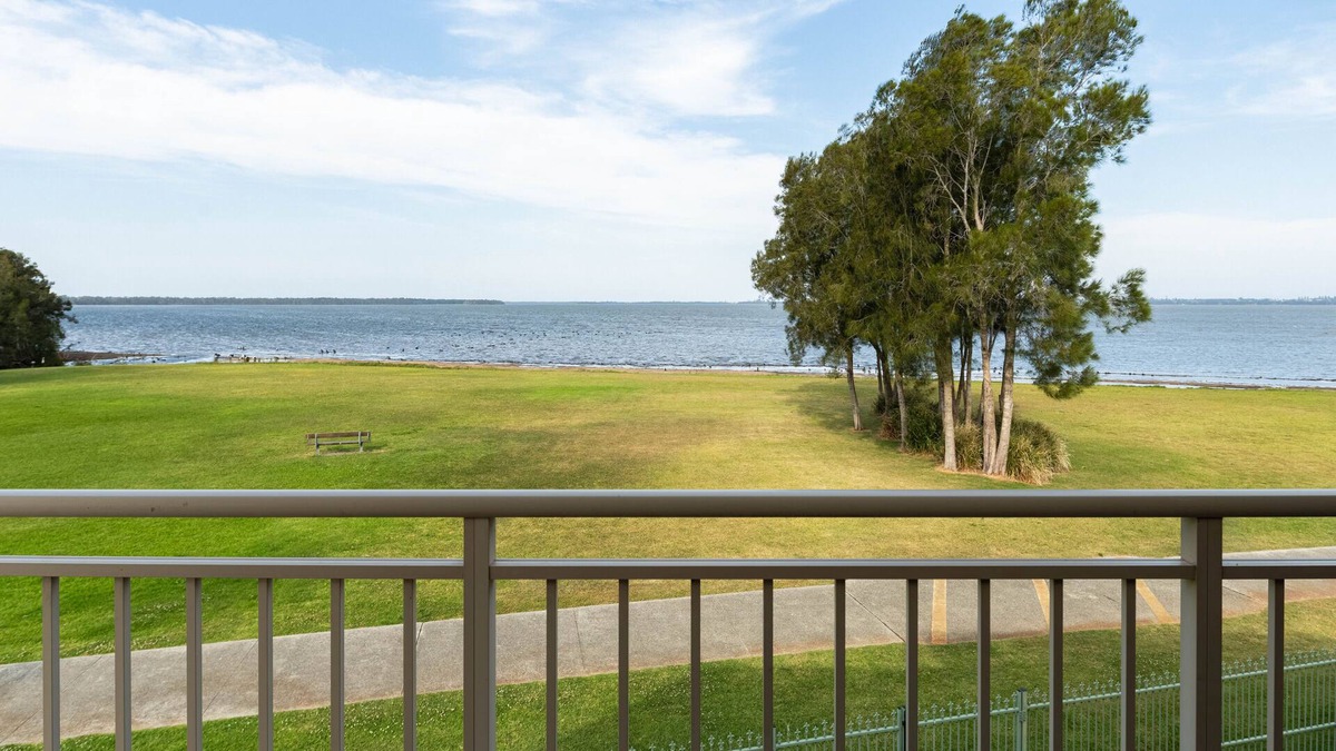 Berkeley Vale House | Seaside Bliss: Central Coast Waterfront Haven