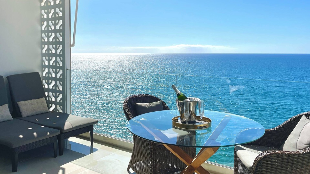 Patalavaca Apartment | Seaside Bliss: Spectacular Views, Beachfront Haven