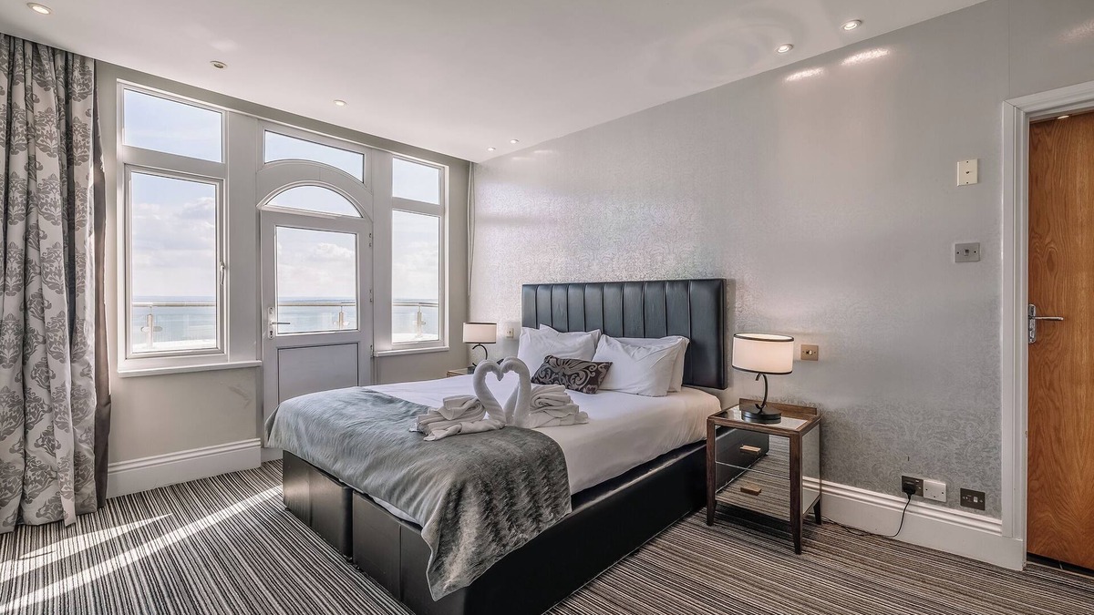 Westcliff-on-Sea Hotel | Seaside Comfort Near Southend Pier – Walk to the Beach, Restaurants & Attraction