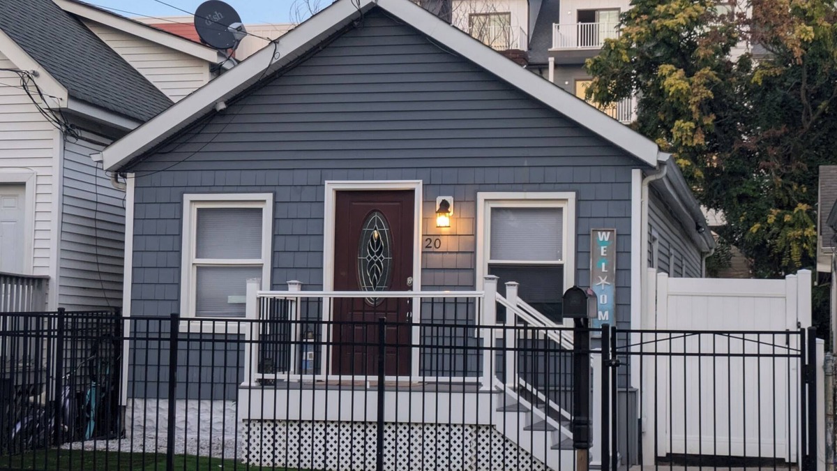 Keansburg Cottage | Seaside Cottage 20: 30min to NYC, walk to beach and fishing pier