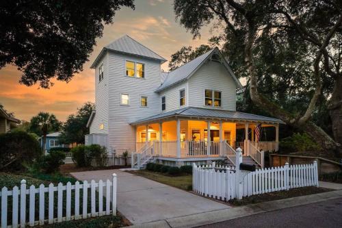 Isle of Palms House | Seaside Cottage 81 - Pristine Grand Pavilion Home Pool Pass