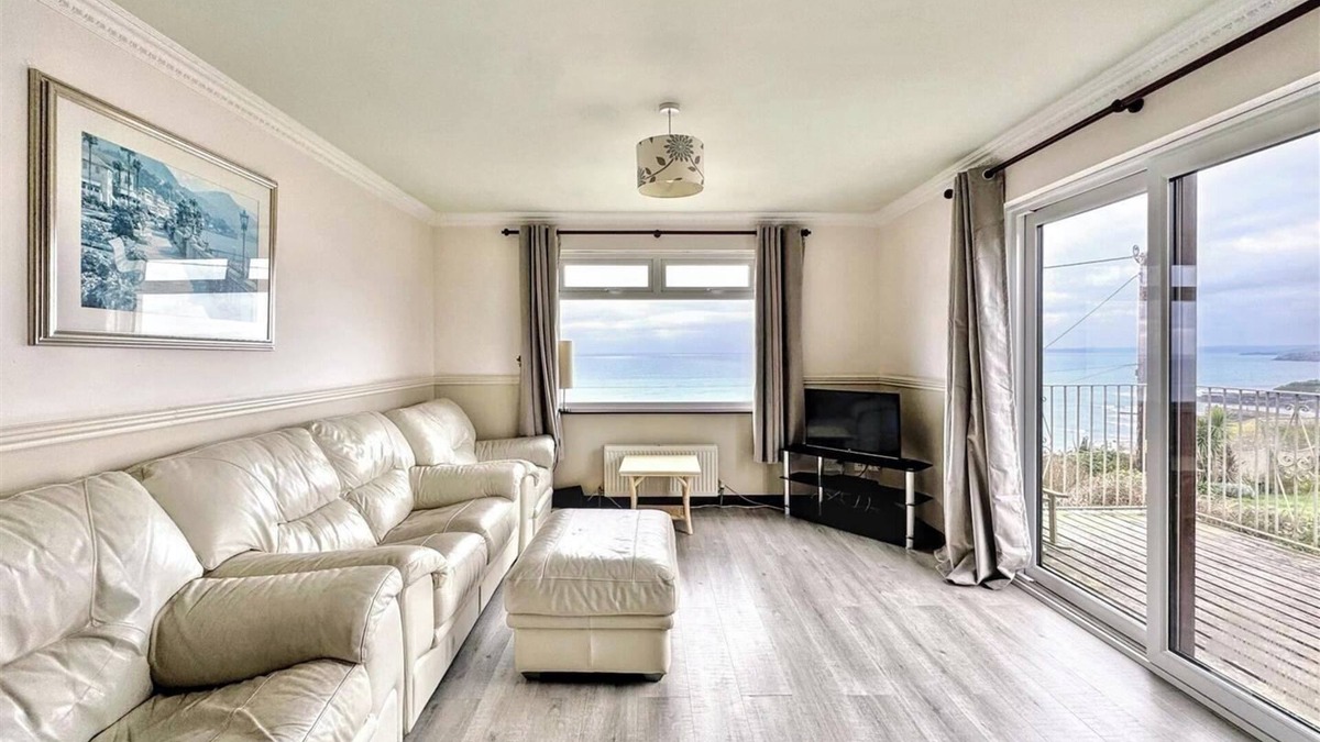 Porthleven House | Seaside Escape-Sleeps10-Family&PetFriendly-Balcony