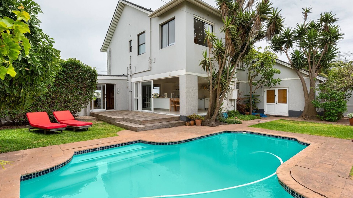Milnerton House | Seaside Family Haven|Stunning Table Mountain View