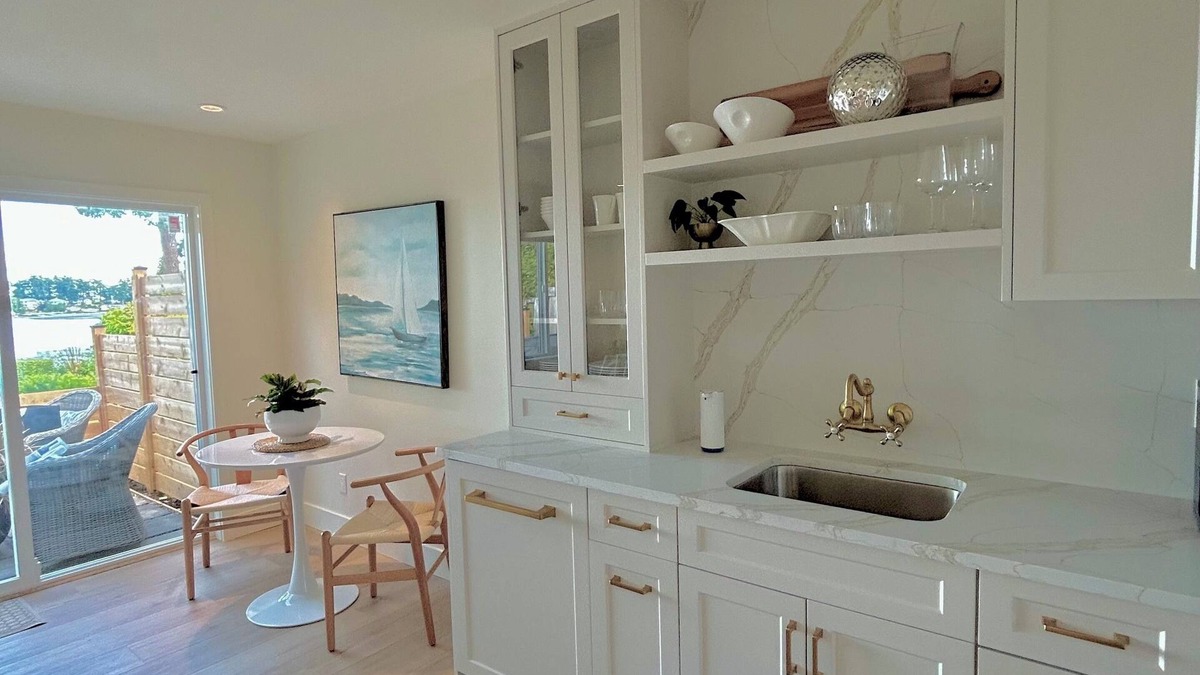 Sidney House | Seaside Haven Oceanfront Suite - Private Hot Tub