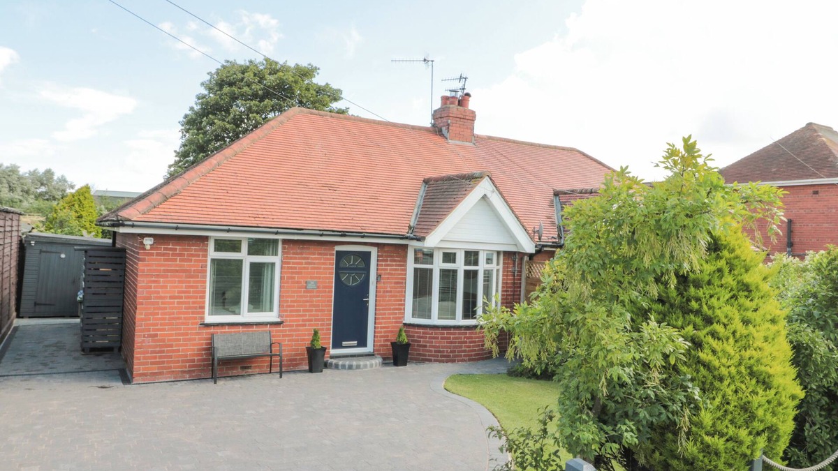 Cayton Bay House | SEASIDE HOUSE, pet friendly, character holiday cottage in Cayton