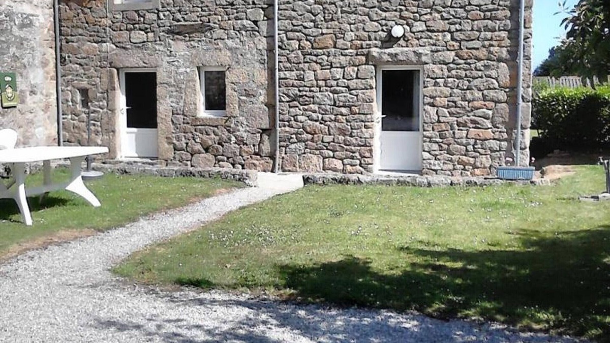 Fermanville Cottage | Seaside house with WiFi, parking, private garden