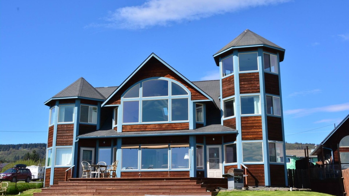 Homer Cabin | Seaside Lodge on Bishop's Beach with Spectacular views of Kachemak Bay!