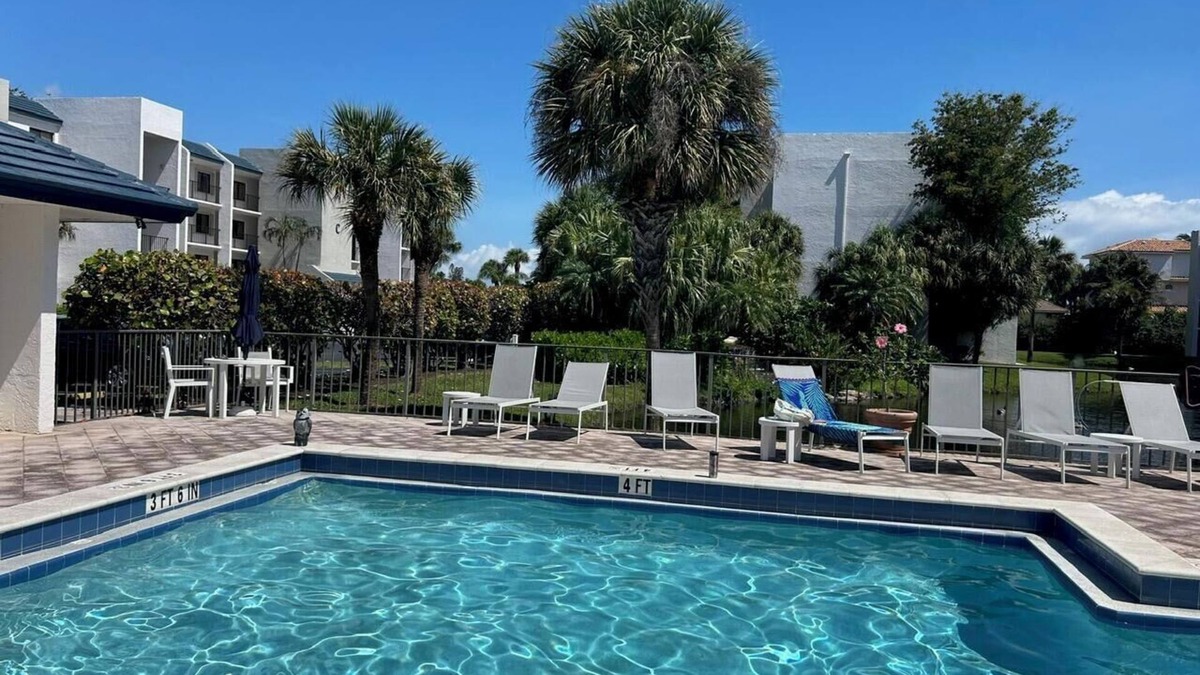 Bella Vista Condo | Seaside Modern Elegance and 3 minute Walk to the Beach