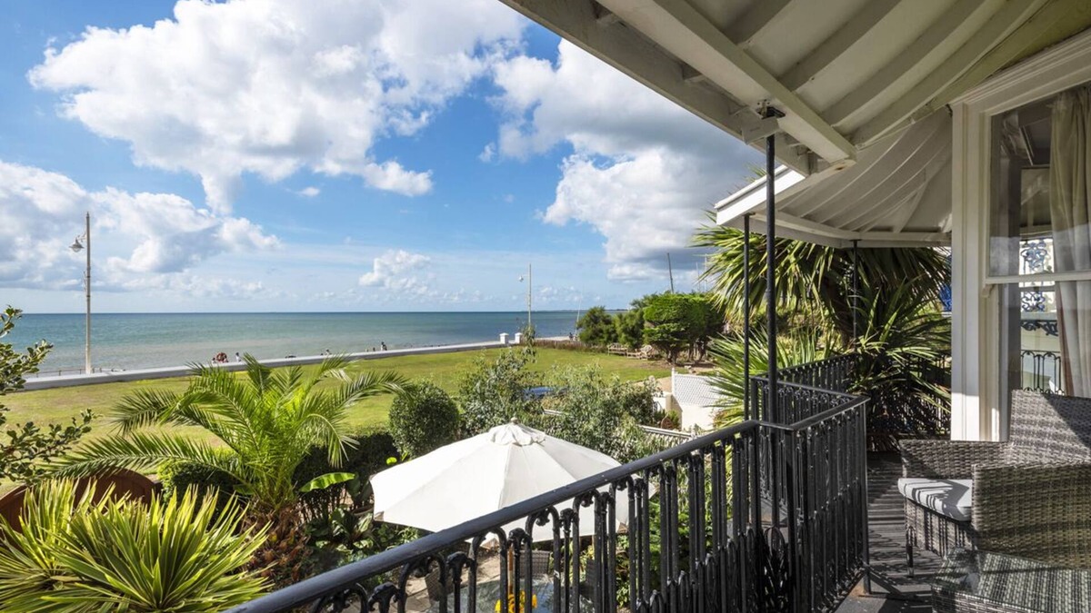 Bognor Regis Villa | Seaside Retreat - Five Bedroom Villa, Sleeps 10