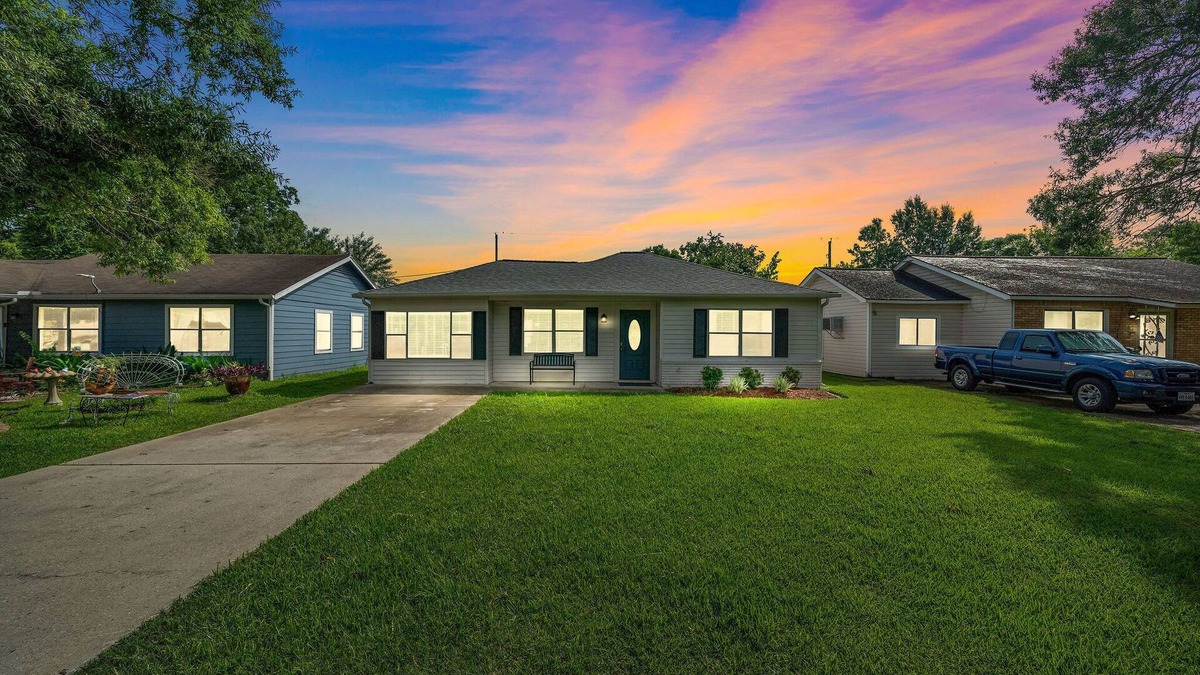 Bay Front To La Porte House | Seaside Serenity at Sylvan Beach Haven!