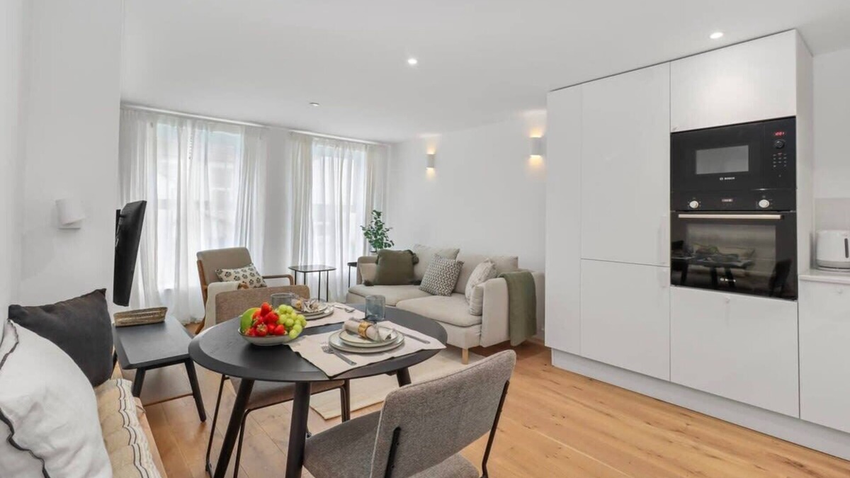 Eastbourne City Centre Apartment | Seaside Serenity Modern Apartment Close To Beach