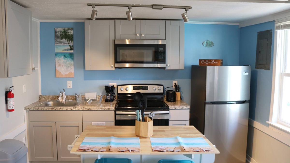 Hampton Apartment | Seaside Social - Steps to Wally's, Goat, L Street
