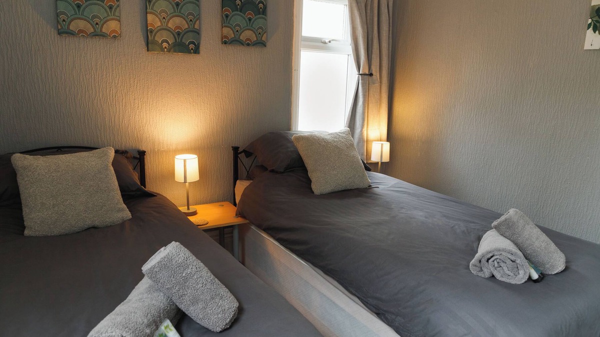 Llandudno House | Seaside Solace: 2BR with Scenic Coastline Views