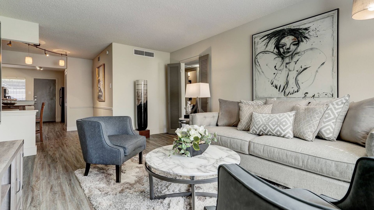 Uptown Apartment | Seasonal Deals Modern 2BR 2BA in Galleria with saltwater pool