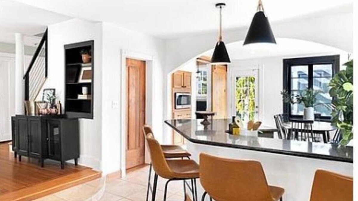 Skaneateles House | Seasonally Bustling house in the village of Skaneateles next to the lake