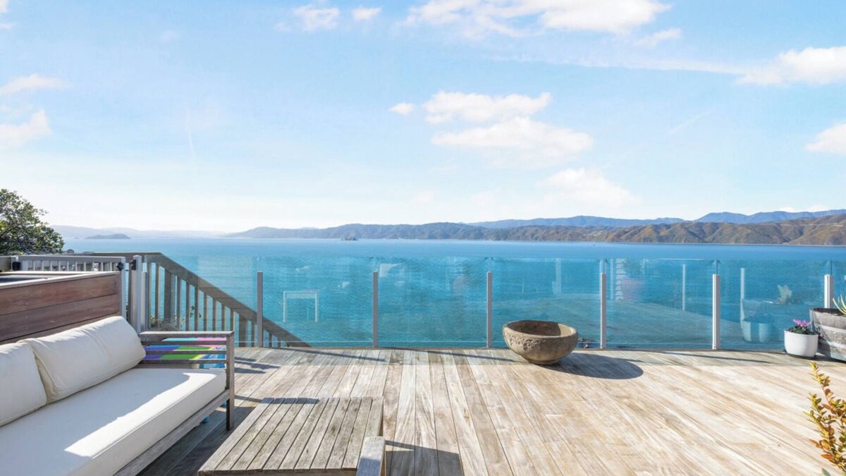 Seatoun House | Seatoun View - 4 bed, 2 bath with spa overlooking Seatoun and Wellington Harbour