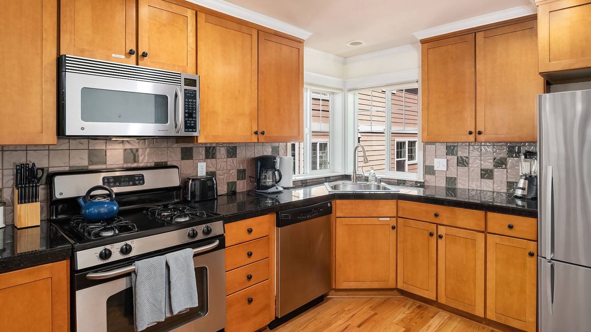 Minor House | Seattle Vacation Home: Berlin Wall - Sparkling Clean in PRIME location! Decks & Upscale Kitchen