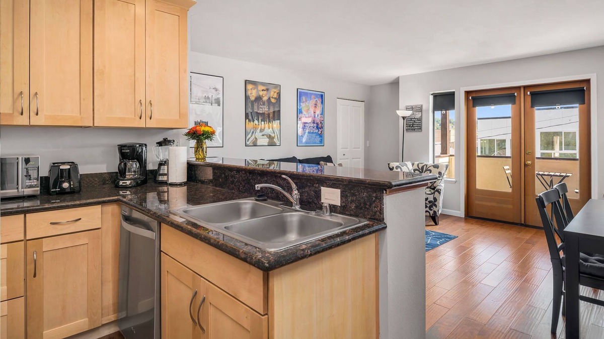 Mann Apartment | Seattle Vacation Home: Thomas Lodge "New York" - Bright & Comfy 2 Bed/2 Bath