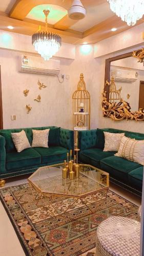 Clifton Apartment | SeaView 2BR with parking, Walk to Dolmen Mall & Park