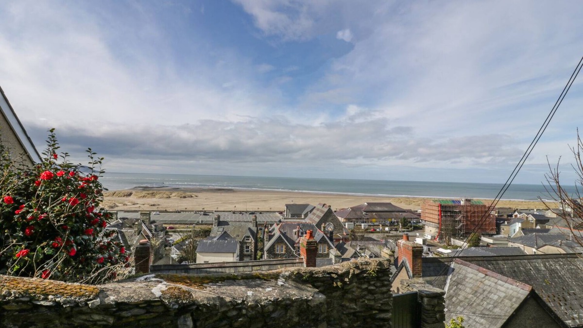 Barmouth Apartment | SEAVIEW APARTMENT, character holiday cottage in Barmouth