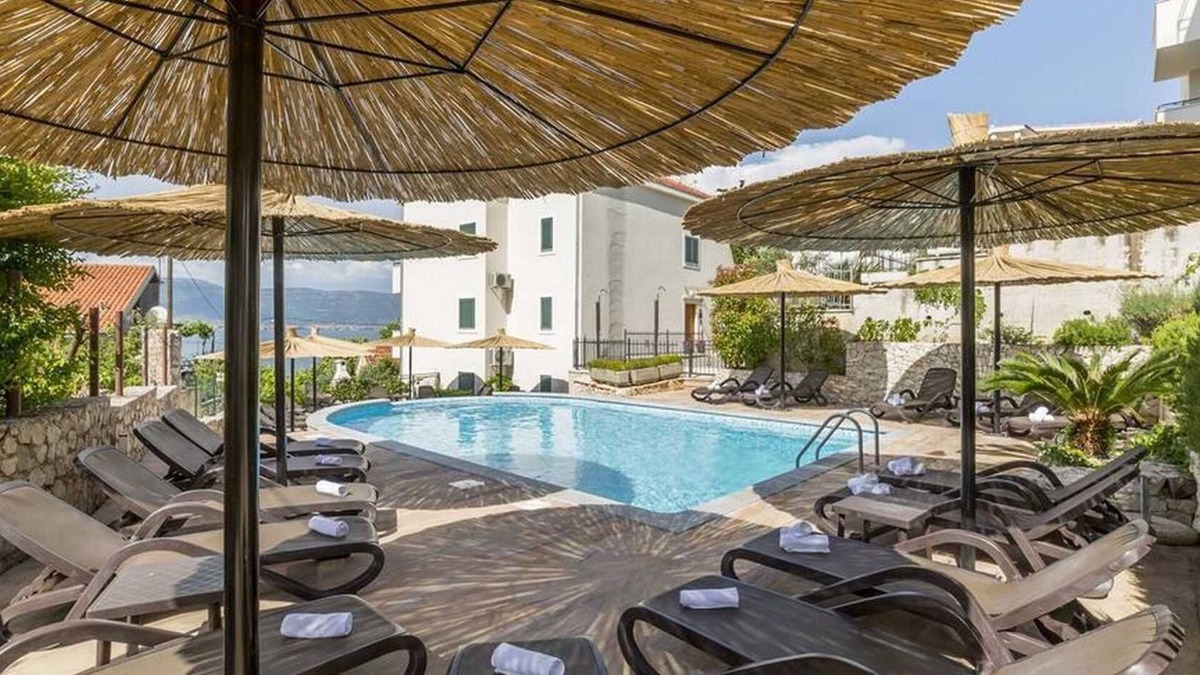 Slatine Apartment | Seaview apartment Clementin with shared pool - EOS CROATIA