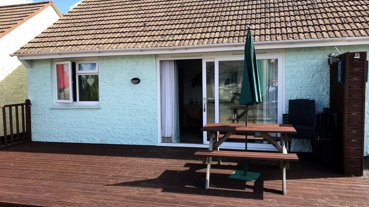 Seaview House | Seaview Beach Retreat - Bungalow 50 Yards From The Beach.