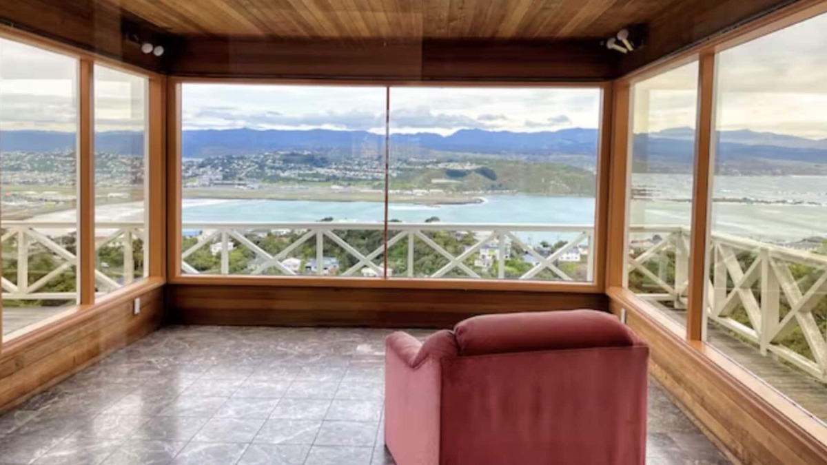 Wellington House | seaview, big, 10 mins to airport