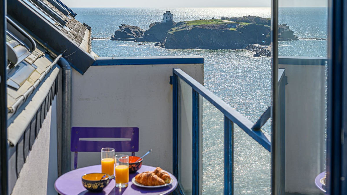 Le Pouldu Apartment | Seaview ! Bright veranda apartment at the foot of the beach