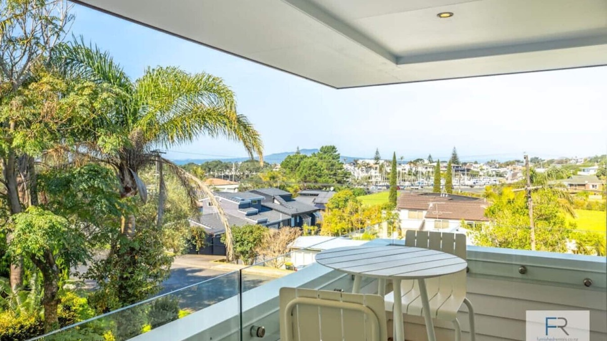 Castor Bay House | Seaview Haven in Castor Bay