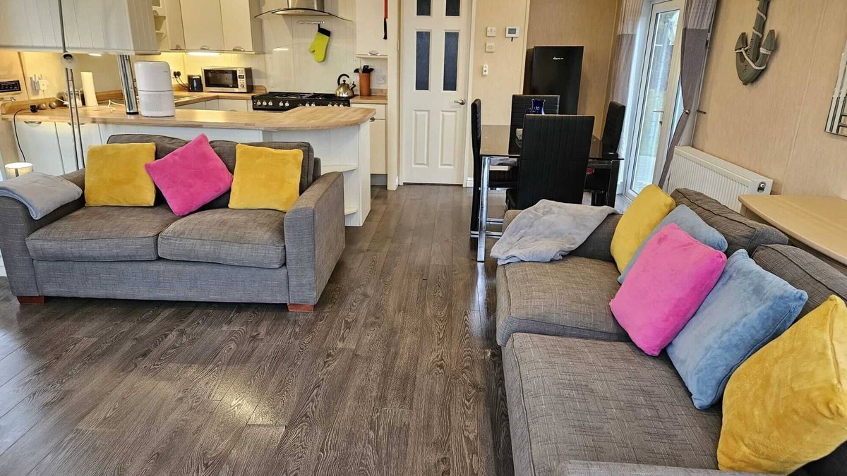 Cylch-Y-Garn Ski Chalet | Seaview Lodge Chalet Church Bay - sleeps 4 guests in 2 bedrooms