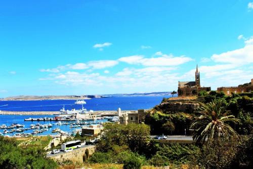 Ghajnsielem Apartment | Seaview Luxury Penthouse with Shared Swimming Pool