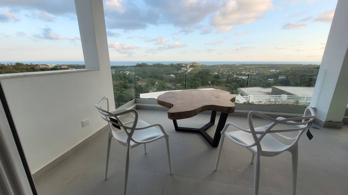 La Ceiba Villa | Seaview queen room with 2 shared bathrooms