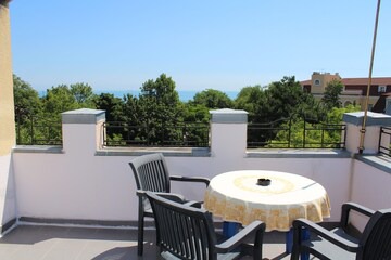 Arcadia House | Seaview Terrace in 4bd Arcadia in odessa