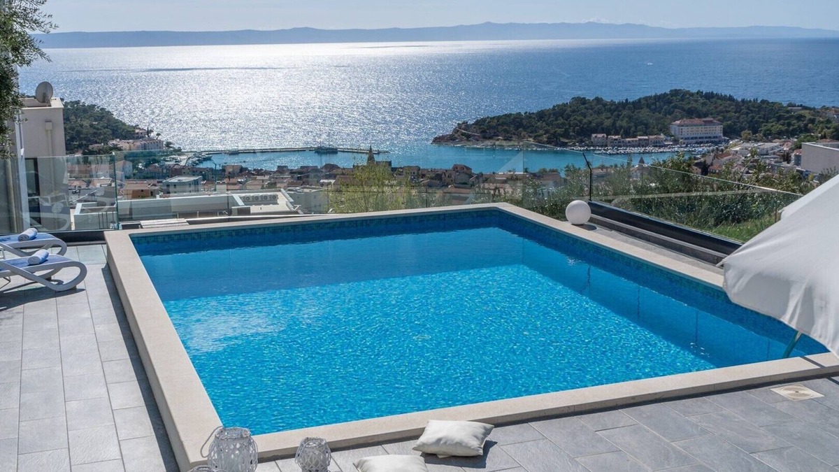 Makarska Villa | Seaview villa Lea 5-bedroom villa with heated pool and amazing views of the city and sea