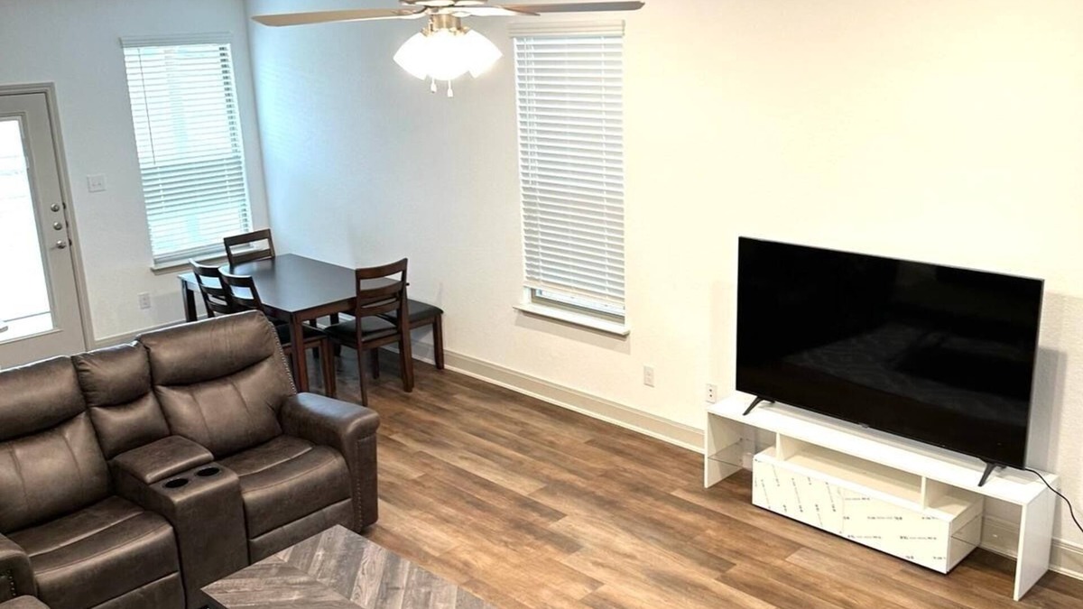 San Antonio House | SeaWorld & Lackland Air Force Base Modern Home