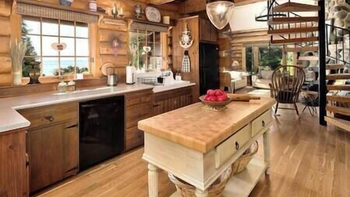 Kincardine Cottage | Secluded 1200' beachfront private 64 acre log home