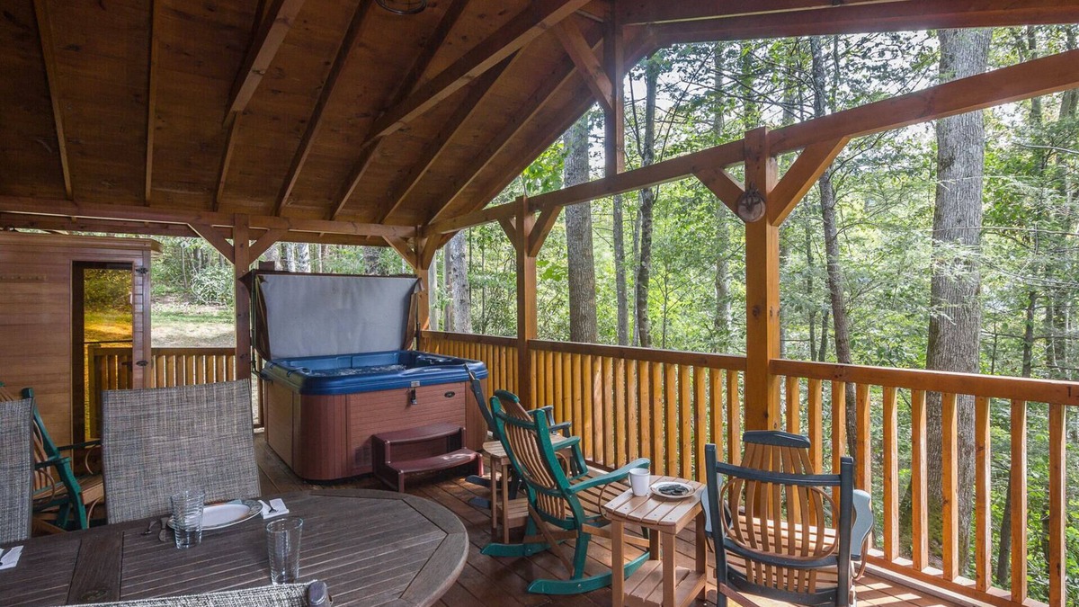 Gatlinburg - Pigeon Forge Cabin | Secluded 2 Bed, Hot Tub, Pool Table, Fire Pit. Enjoy a Fall Getaway!