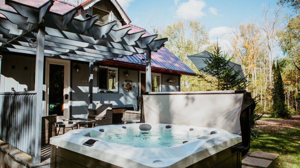Norland Cabin | Secluded 3BR Cabin w/Hot Tub and Firepit