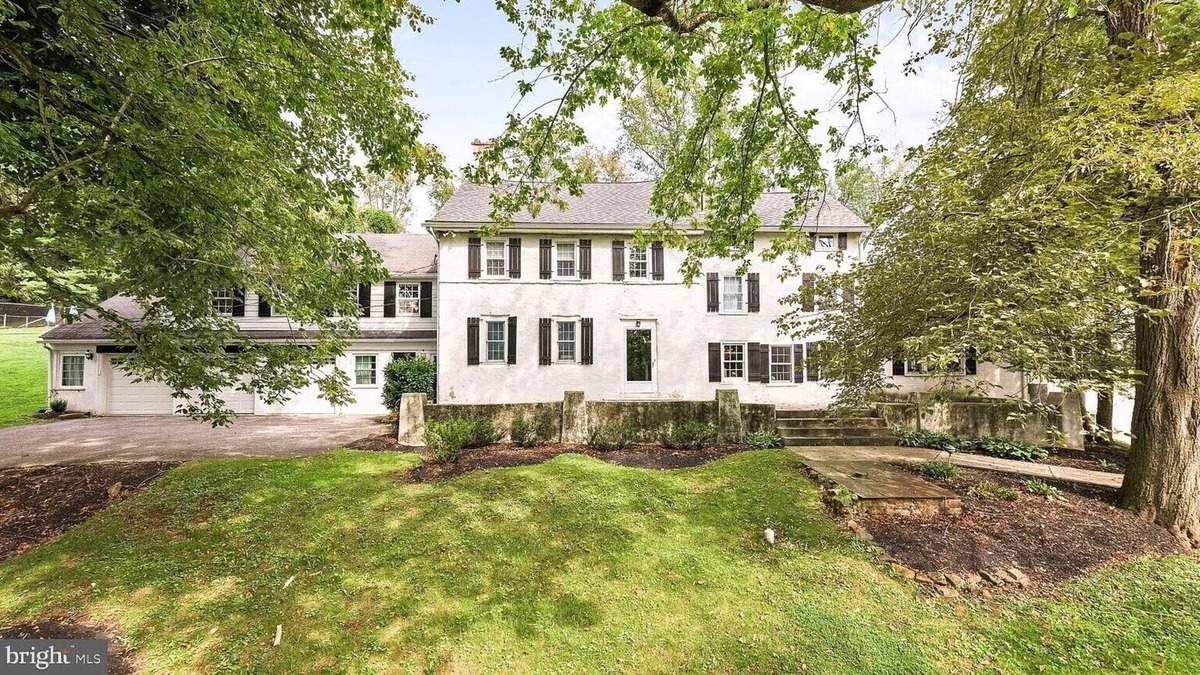 Phoenixville House | Secluded and peaceful 5 bedroom family friendly home with pool