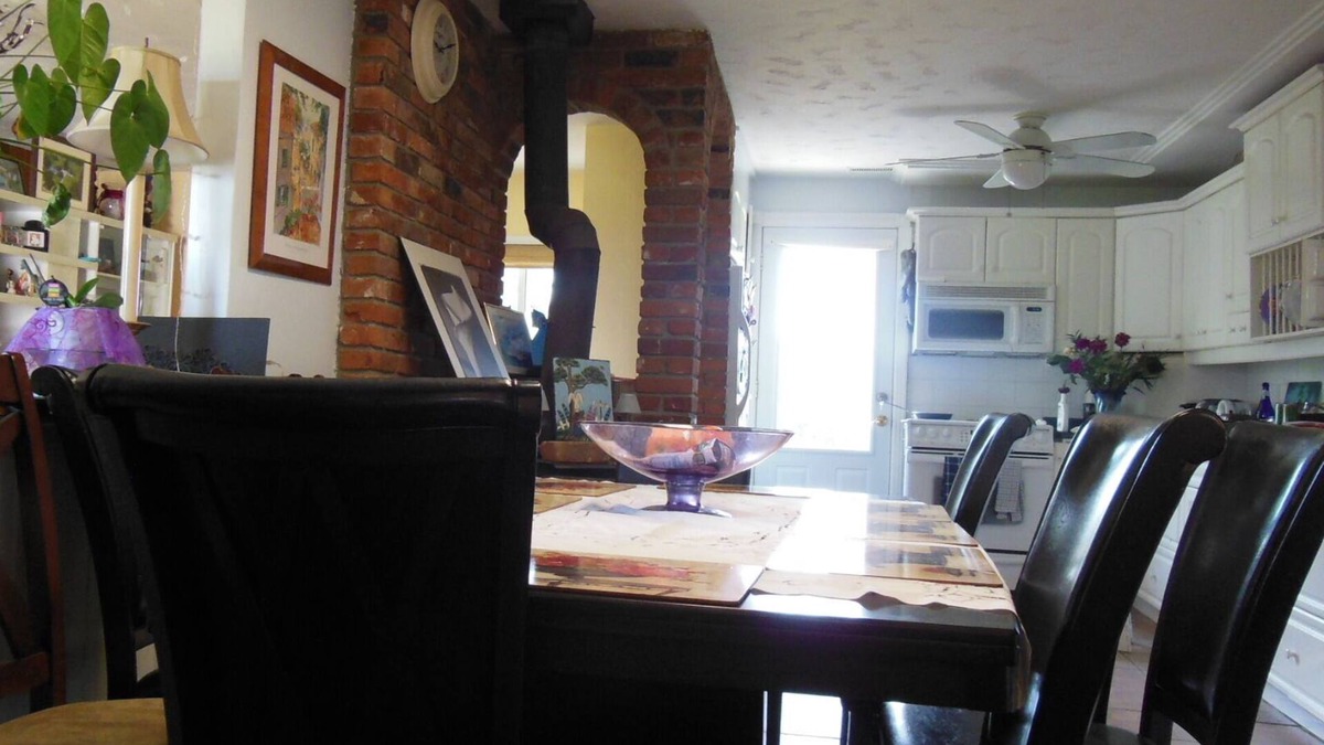 Lincoln House | Secluded and private in Grimsby, Ontario winery region