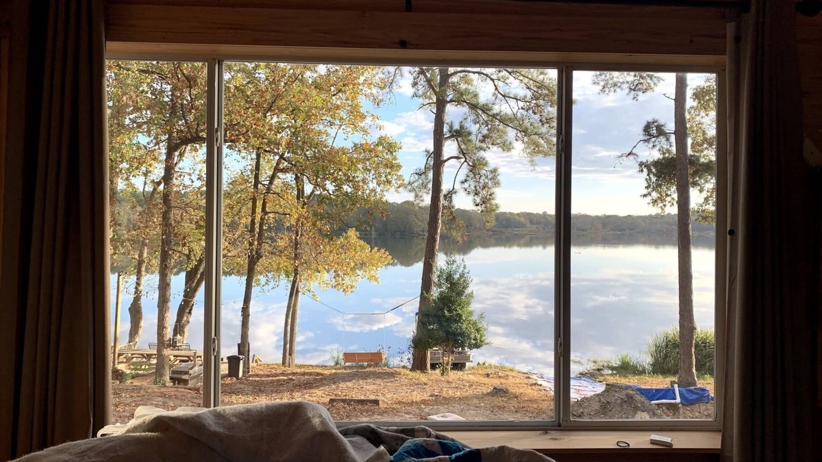 Grapeland House | Secluded Cabin 2 directly on Houston County Lake