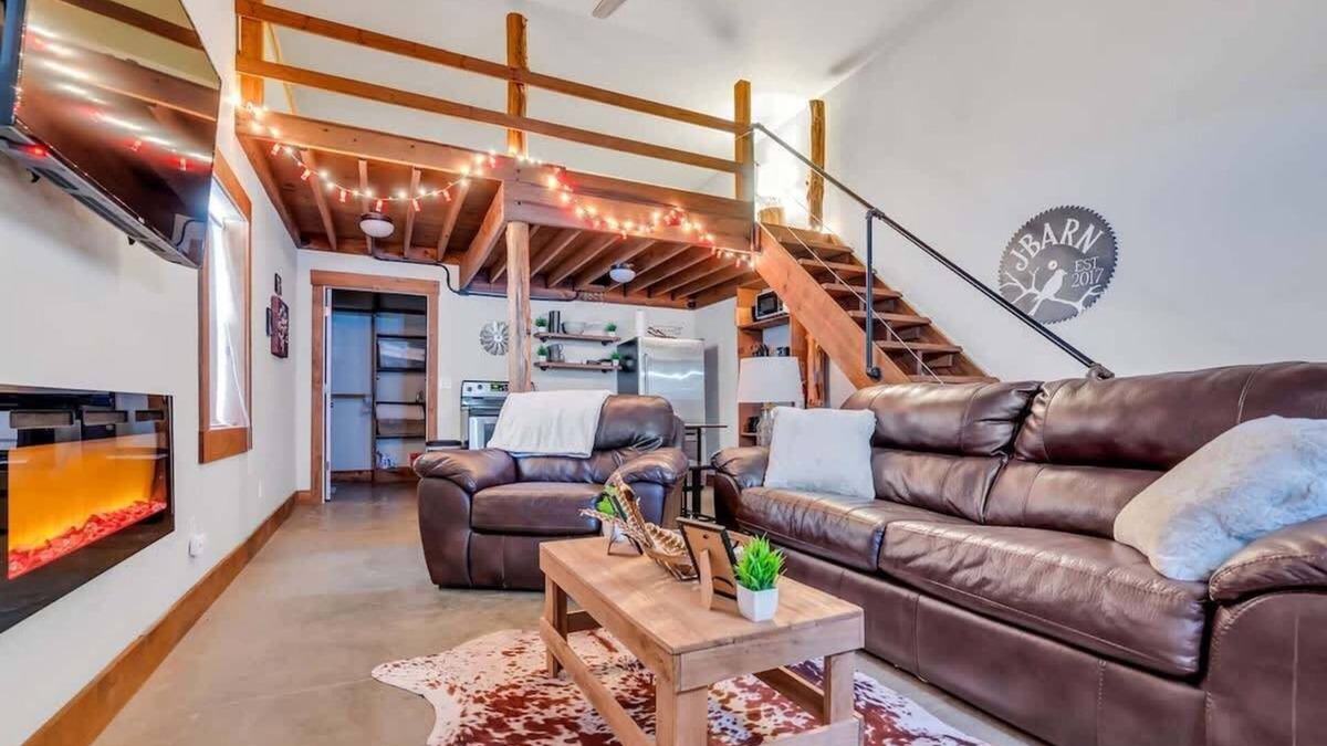 Joelton Apartment | Secluded Cabin The Den at J-Barn